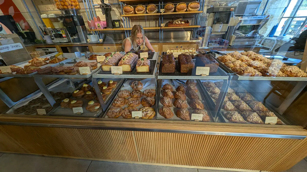 Greggs Bargain Bakery – bakery in Barry town centre